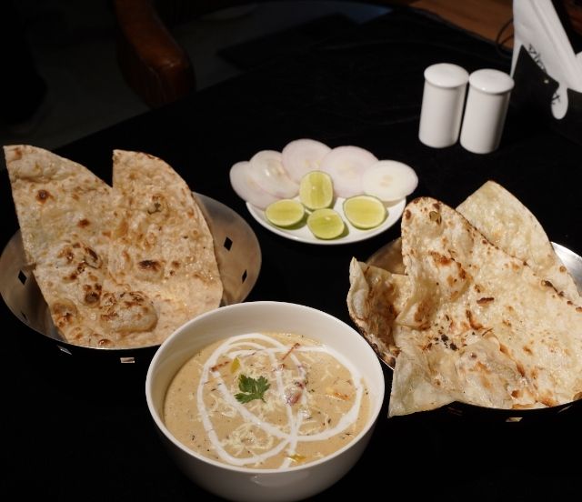 Butter Naan with Creamy Veg Curry